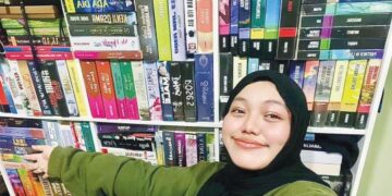Hanan Nabilah Mohamad Hamizi menunjukkan koleksi bukunya yang mencecah 8,000 naskhah.