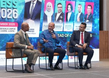 GOBIND SINGH (tengah) bersama Prof. Adam Richman semasa forum Digital & AI: Business War 2026, di ibu negara, baru-baru ini.