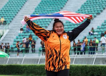 REAKSI gembira atlet lontar tukul besi wanita kebangsaan, Grace Wong Xiu Mei selepas memenangi pingat emas dalam acara tukul besi wanita pada Sukan SEA Thailand 2025 di Stadium Nasional Suphachalasai, semalam.-UTUSAN/FARIZ RUSADIO