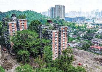 SUASANA sekitar dua blok tinggal Highland Towers setelah kira-kira 32 tahun insiden itu berlalu ketika tinjauan di Taman Hillview, Hulu Kelang, Selangor. – MINGGUAN/AMIR KHALID