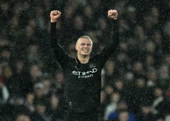 PENYERANG Manchester City, Erling Haaland meraikan gol pertama menentang Fulham pada aksi Liga Perdana Inggeris di Craven Cottage, London.-AFP