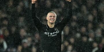 PENYERANG Manchester City, Erling Haaland meraikan gol pertama menentang Fulham pada aksi Liga Perdana Inggeris di Craven Cottage, London.-AFP