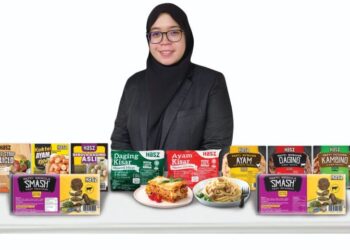 NURUL Najihah Mohamad Nazri bersama produk-produk keluaran Hasz Frozen.