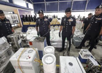 HUSSEIN Omar Khan (dua dari kiri) menunjukkan sebahagian dadah dan alatan yang digunakan untuk memproses dadah yang berjaya dirampas pada sidang akhbar di Ibu Pejabat Kontinjen Polis (IPK) Kuala Lumpur, semalam. - UTUSAN/MUHAMAD IQBAL ROSLI