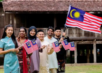 IDENTITI nasional bagi negara, hendaklah bukan sahaja dihormati pada setiap masa, juga selalu dipatuhi atas dasar di mana bumi dipijak di situ langit dijunjung.