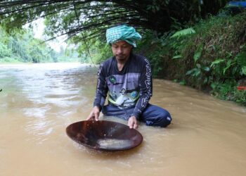 RAKYAT negeri ini boleh membuat permohonan untuk mendapatkan lesen mendulang emas bermula esok.-UTUSAN/KAMARUL BISMI KAMARUZAMAN.