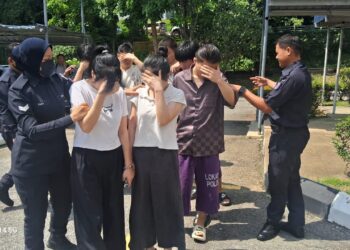 LAPAN warga China yang didakwa terbabit sindiket penipuan pelaburan dibawa polis ke Mahkamah Majistret Temerloh di Temerloh, Pahang.