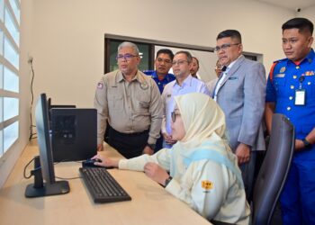 HUSSAIN Moh (kiri) melihat kerja-kerja pemantauan cuaca selepas menghadiri Majlis Penyerahan Pusat Kawalan Bencana Negeri Terengganu di Pusat Kawalan Bencana Terengganu di Batu Burok, Kuala Terengganu. - UTUSAN/PUQTRA HAIRRY