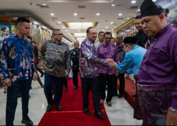 ANWAR Ibrahim ketika tiba bagi menghadiri Majlis Makan Malam sempena Konvensyen TriTahunan Kongres Kesatuan Pekerja Dalam Perkhidmatan Awam (Cuepacs) ke-30 di Pusat Dagangan Kuala Lumpur (PWTCKL), di sini.