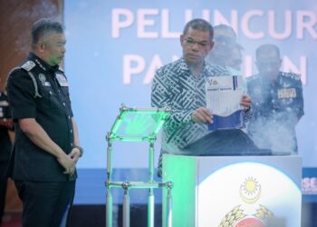SAIFUDDIN Nasution Ismail melancarkan Buku Garis Panduan Permit Masuk pada Majlis Perhimpunan Bulanan Kementerian Dalam Negeri bulan Disember 2025 di Kompleks Setia Perkasa Putrajaya. - UTUSAN/FAIZ ALIF ZUBIR