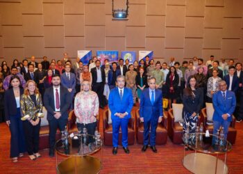 JOHARI Abdul Ghani bersama Pesuruhjaya Tinggi Britain ke Malaysia, Ajay Sharma (tiga dari kanan) ketika Majlis Pelancaran UK Partnering for Accelerated Climate Transitions (UK PACT) 2.0 di Double Tree Hilton Kuala Lumpur. - UTUSAN/SADDAM YUSOFF