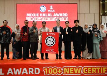 PENGURUS Besar MIXUE Malaysia, Wang Wei Long (lima dari kanan) dan Pengarah Bahagian Pengurusan Halal, Jabatan Kemajuan Islam Malaysia (JAKIM), Muhyiddin Aziz@Saari (empat dari kiri) bergambar ketika menyerahkan pensijilan halal kepada lebih 100 cawangan MIXUE Malaysia. - UTUSAN/SHIDDIEQIIN ZON