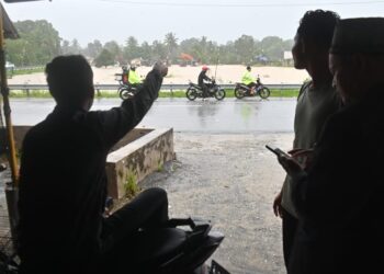 PARAS air di beberapa sungai utama di Pahang menunjukkan peningkatan ketara pagi ini, dengan beberapa stesen mencatatkan bacaan melebihi tahap amaran dan menghampiri paras bahaya. - FOTO/SHAIKH AHMAD RAZIF
