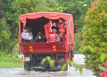 ANGGOTA bomba memberi bantuan membawa keluar seorang warga emas yang terperangkap di Kampung Padang Geroda di Kuantan, Pahang. - FOTO/SHAIKH AHMAD RAZIF