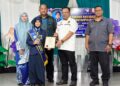 ZUHAIRI Ab. Kadir (dua dari kanan) menyampaikan Anugerah Tokoh Murid Perempuan kepada Anis Arissa Azrul Khairi di Sekolah Kebangsaan (SK) Bukit Sekilau di Kuantan, Pahang.