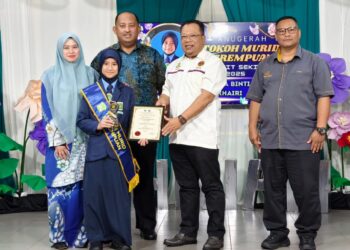 ZUHAIRI Ab. Kadir (dua dari kanan) menyampaikan Anugerah Tokoh Murid Perempuan kepada Anis Arissa Azrul Khairi di Sekolah Kebangsaan (SK) Bukit Sekilau di Kuantan, Pahang.