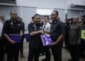 MOHD. Yusoff Mamat (dua kiri) menyampaikan surat penghargaan kepada anggotanya yang berkhidmat cemerlang semasa perhimpunan bulanan di Ibu Pejabat Polis Kontinjen (IPK) Kelantan di Kota Bharu, Kelantan hari ini.-UTUSAN/KAMARUL BISMI KAMARUZAMAN.