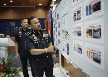 MOHD. Yusoff Mamat menunjukkan kejayaan tangkapan kegiatan penyeludupan migran di negeri ini selepas merasmikan perhimpunan bulanan di Ibu Pejabat Polis Kontinjen (IPK) Kelantan di Kota Bharu, Kelantan hari ini-UTUSAN/KAMARUL BISMI KAMARUZAMAN