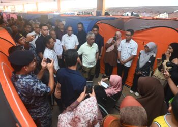 AL-SULTAN Abdullah Ri’ayatuddin Al-Mustafa Billah Shah (tengah) menyantuni mangsa banjir di PPS Sekolah Kebangsaan (SK) Bunut Redang di Kuantan, Pahang. - FOTO/SHAIKH AHMAD RAZIF
