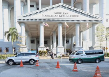 SEBUAH kenderaan utiliti sukan (SUV) Proton X70 yang mengikuti konvoi Jabatan Penjara memasuki perkarangan Kompleks Mahkamah Kuala Lumpur dipercayai membawa Bekas Perdana Menteri, Datuk Seri Najib Tun Razak ketika menghadiri Keputusan Titah Adendum di sini hari ini. - UTUSAN/AMIR KHALID