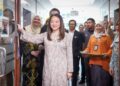 HANNAH Yeoh mengimbas kad perakam waktu pada hari pertama menjalankan tugas rasmi di Menara Seri Wilayah, Putrajaya. - UTUSAN/FAIZ ALIF ZUBIR