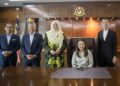 HANNAH Yeoh bersama Timbalan Menteri di Jabatan Perdana Menteri (Wilayah Persekutuan), Datuk Lo Su Fui bergambar bersama pada hari pertama menjalankan tugas rasmi di Menara Seri Wilayah, Putrajaya. - UTUSAN/ FAIZ ALIF ZUBIR