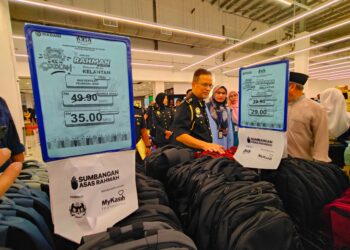 AZMAN Ismail memeriksa barangan yang dijual sempena Skim Harga Maksimum Musim Perayaan Krismas di Tunjong, Kota Bharu, Kelantan hari ini.-UTUSAN/YATIMIN ABDULLAH.