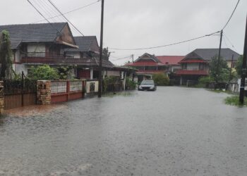KEADAAN banjir di sekitar kawasan Perumahan Kuala Ibai di Kuala Terengganu.