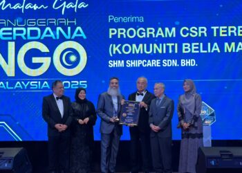 HUZEFA Zainuddin (tiga dari kiri) menerima Anugerah Program CSR Terbaik sempena Anugerah NGO Malaysia 2025 anjuran Yayasan Generasi