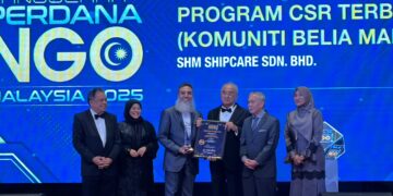 HUZEFA Zainuddin (tiga dari kiri) menerima Anugerah Program CSR Terbaik sempena Anugerah NGO Malaysia 2025 anjuran Yayasan Generasi