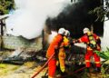 ANGGOTA bomba berusaha memadam kebakaran sebuah rumah di Kampung Chucuh Puteri B,Kuala Krai, Kelantan hari ini.-IHSAN BOMBA