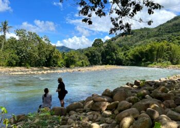 PENGUNJUNG menikmati pemandangan indah Sungai Kiulu di Lingga Eco Tourism, Kampung Lingga, Kiulu.