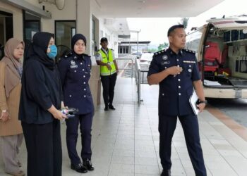 ANGGOTA polis hadir di HTJS Seremban pagi tadi bagi tujuan reman terhadap Yeoh Hock Sun yang merupakan suspek kes letupan di sebuah pangsapuri di Nilai, Seremban pada 22 Disember lalu. - UTUSAN/MOHD. SHAHJEHAN MAAMIN
