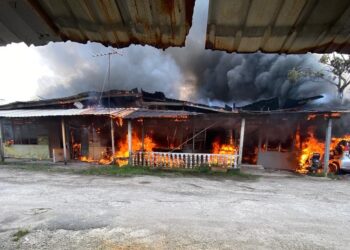 Rumah kereta motor hangus