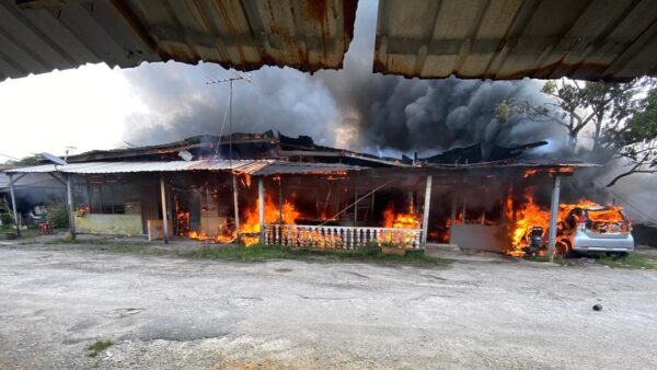 Rumah kereta motor hangus