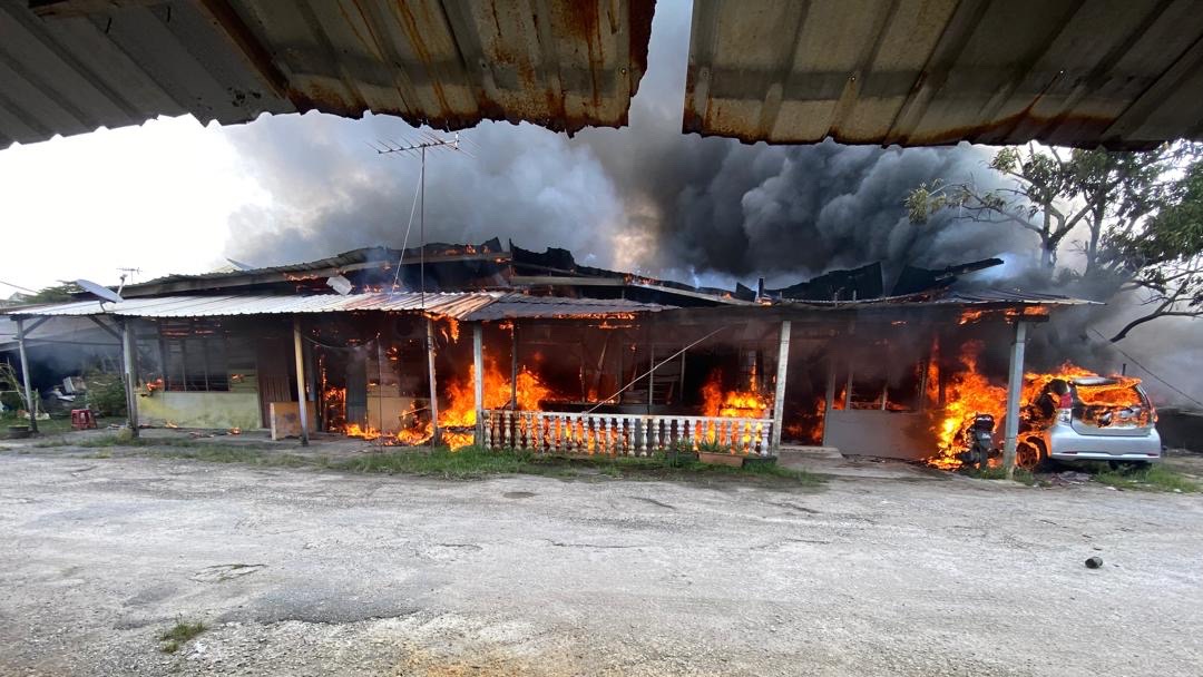 Rumah kereta motor hangus