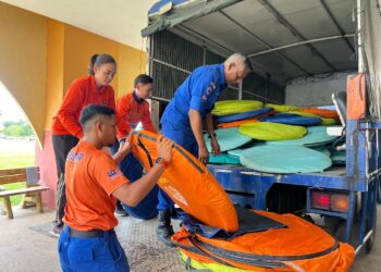 ANGGOTA Angkatan Pertahanan Awam (APM) Kubang Pasu mengemas khemah yang didiami mangsa banjir setelah PPS Dewan Wawasan ditutup sepenuhnya semalam.