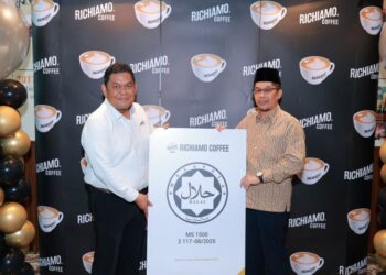 MUHAMAD Zamry Abu Samah (kiri) dan Pengarah Bahagian Pengurusan Halal Jakim, Muhyidin Aziz @ Saari (kanan) dalam penyerahan pensijilan halal yang disampaikan oleh baru-baru ini.