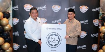 MUHAMAD Zamry Abu Samah (kiri) dan Pengarah Bahagian Pengurusan Halal Jakim, Muhyidin Aziz @ Saari (kanan) dalam penyerahan pensijilan halal yang disampaikan oleh baru-baru ini.