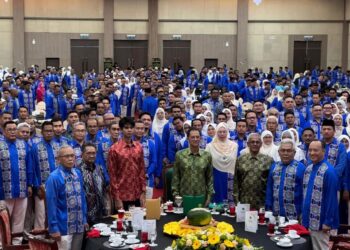 TENGKU Sarafudin Badlishah Sultan Sallehuddin berkenan bergambar bersama pimpinan dan ahli PSSCM pada Majlis Malam Gemilang ‘Sirih Pulang ke Gagang’ bersempena Sambutan Jubli Intan Silat Cekak di Alor Setar.