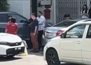 TANGKAP layar yang tular di media sosial memaparkan seorang wanita dipercayai kurang siuman bertindak agresif terhadap anggota polis dalam kejadian di Mergong, Alor Setar Kedah.