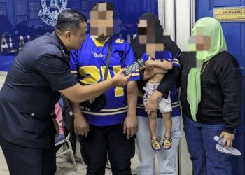 IBU bapa kanak-kanak lelaki berusia dua tahun yang tertinggal di hadapan Restoran Azmi Stim di Raub, Pahang mengambil anak mereka di Ibu Pejabat Polis Daerah Raub.