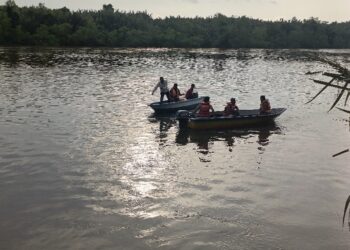 PASUKAN penyelamat sedang mencari dua warga emas dipercayai lemas selepas kereta dinaiki terjunam ke dalam sungai berhampiran Kampung Ayau, Kuala Rompin di Rompin, Pahang. - IHSAN JBPM PAHANG