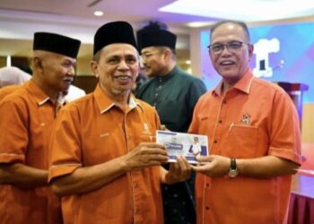WAN ROSDY Wan Ismail (kanan) menyampaikan insentif kepada Razak Daud pada majlis penyerahan insentif kepada Timbalan Pengerusi dan Setiausaha JKKR serta Gerakan Persatuan Wanita (GPW) bagi tahun 2025 di Kompleks Yayasan Pahang di Kuantan, Pahang.