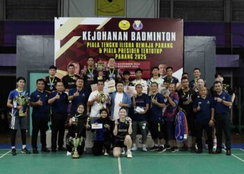 TENGKU Aidy Ahmad Shah Tengku Kamil Ismail (depan, berdiri, tengah) bergambar bersama peserta Kejohanan Badminton Piala Tengku Ilisha Remaja Pahang & Piala Presiden Tertutup Pahang 2025 di Dewan Badminton Pahang di Kuantan, Pahang