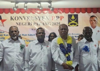 LOGA Mohan (tiga kiri) bersama Timbalan Pengerusi BN Pahang, Datuk Seri Ab. Hamid Mohd. Nazahar (tiga kanan) pada majlis perasmian Konvensyen PPP Pahang di Bentong, Pahang. - FOTO/SALEHUDIN MAT RASAD