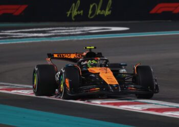 Lando Norris hanya dipisahkan dua mata dengan Max Verstappen untuk bergelar juara dunia 2025. - AFP