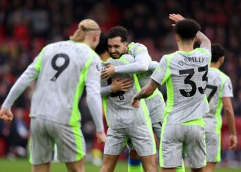 Cherki menutup perlawanan dengan gaya tersendiri apabila melepaskan rembatan penentu pada minit ke-83 dalam aksi menentag Nottingham Forest, hari ini. - AFP