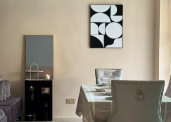 TATARIAS sederhana pada ruang makan dengan gabungan rona pastel dan hitam.