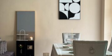 TATARIAS sederhana pada ruang makan dengan gabungan rona pastel dan hitam.